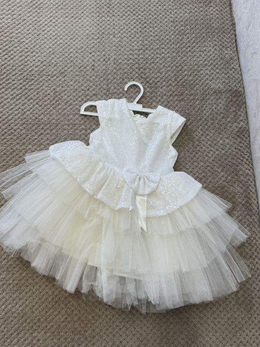 Продам платья для девочки на рост  110-120