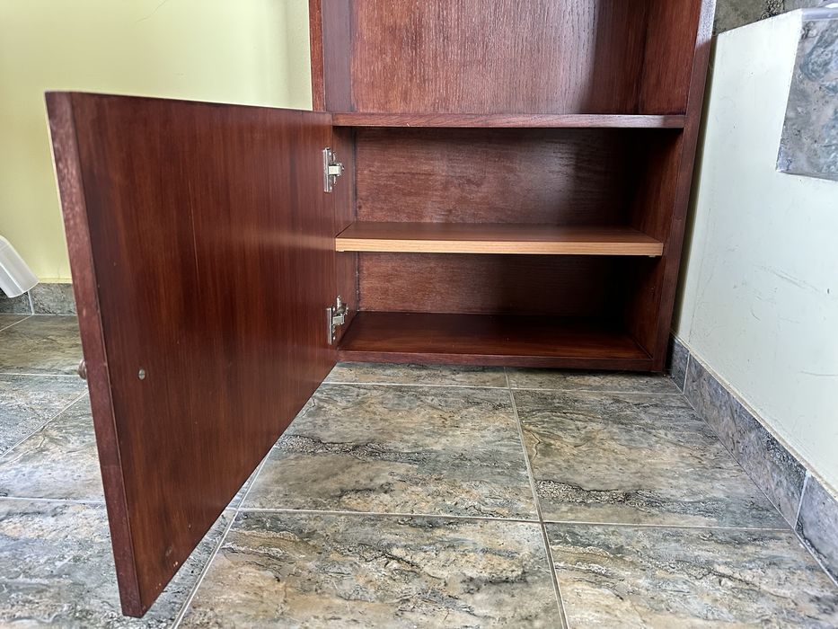 Библиотека от черешово дърво