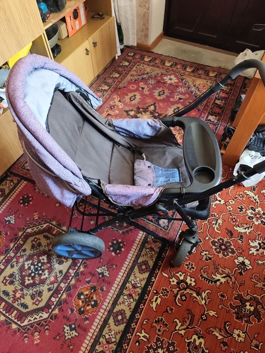 Продаётся коляска состояние смотрите по фото.