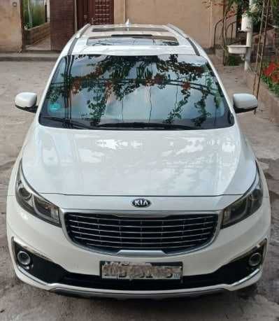 KIA karnival mashina sotiladi