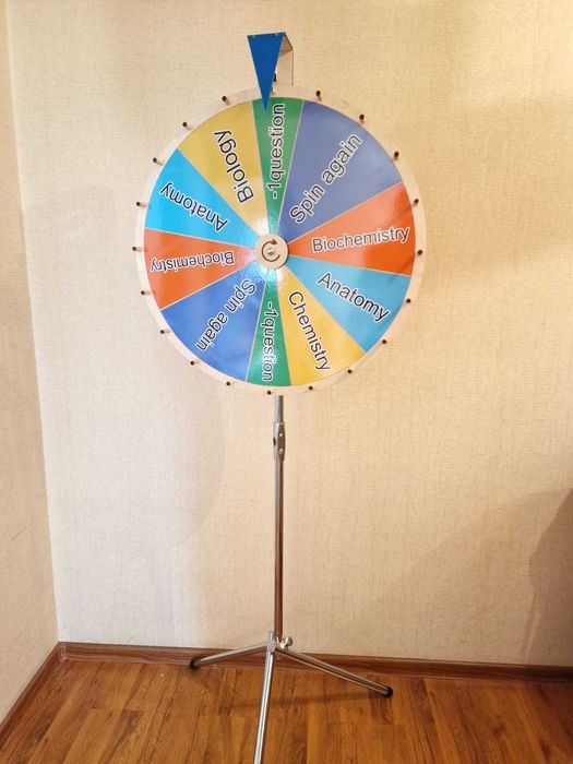 Колесо фортуны на триноге