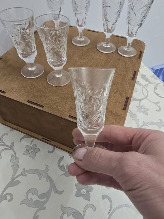 Продам посуду вазы и стопки хрусталь.