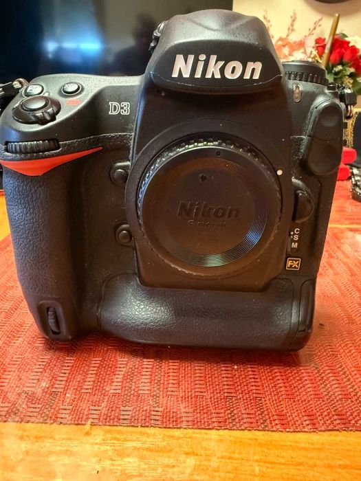 Nikon D3 FX Full Frame + 3 obiective + SB-700 + geantă Lowepro , Doar 16.629 cadre