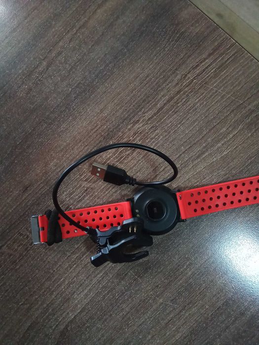 USB магнитен кабел с 2-пинов щепсел за зареждане на смарт часовник.