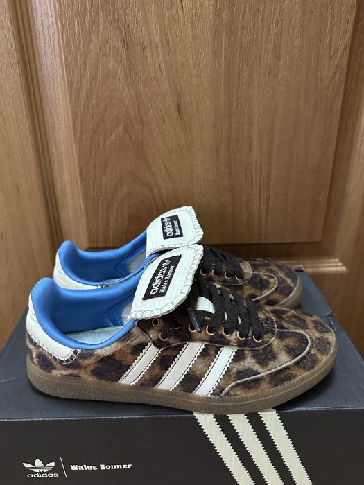 Продам женские кроссовки