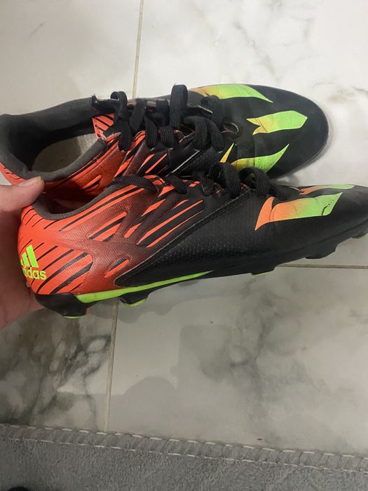 Бутонките на меси адидас!