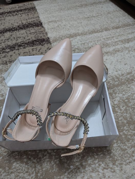 Продам бежевые туфли