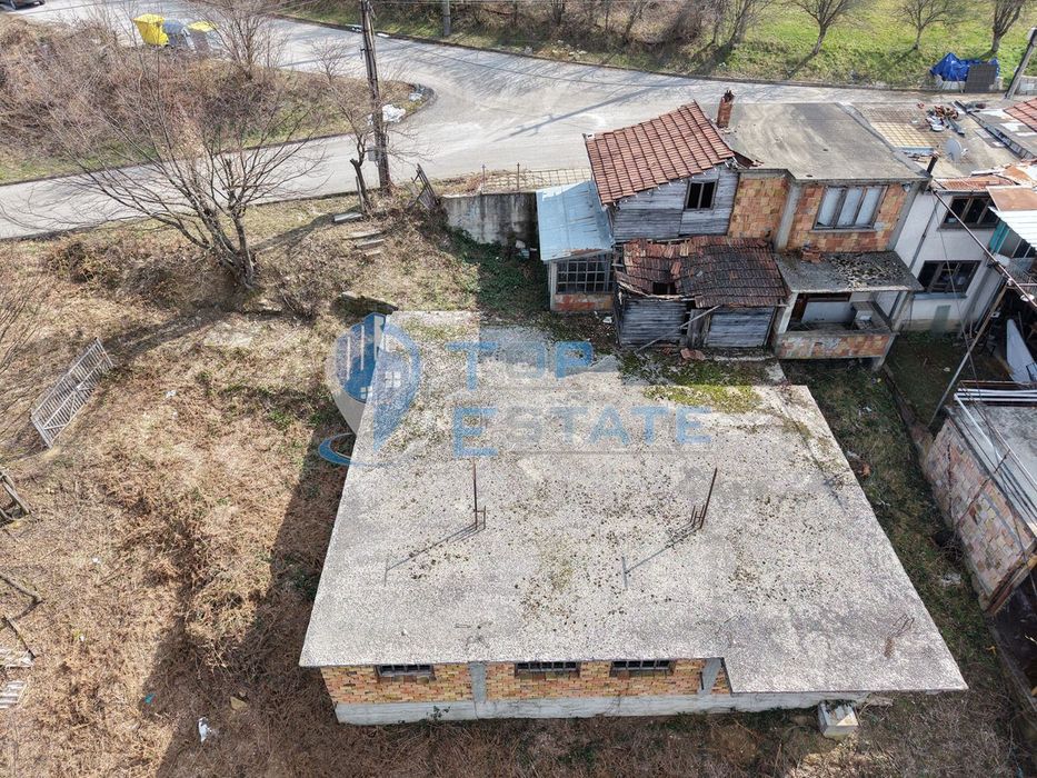 Парцел с къща, гараж и панорамна гледка в град Плачковци