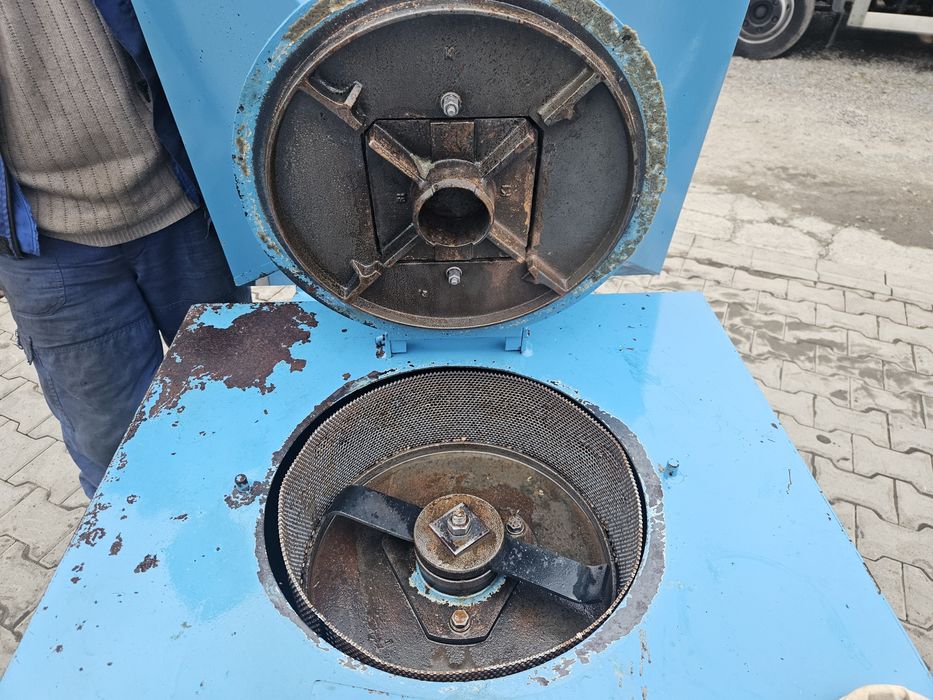 Moară cu ciocănele trifazic cu ladă de depozitare