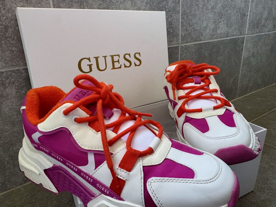Обувки GUESS.