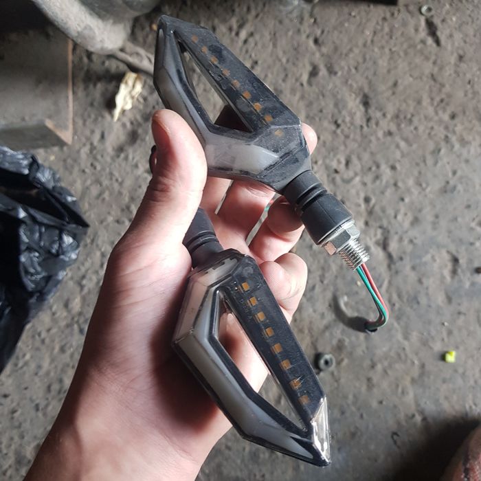 Продам задний фонарь и поворотники новые