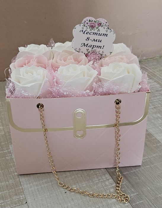 Осми март/букет със сапунени рози/подаръци/мече