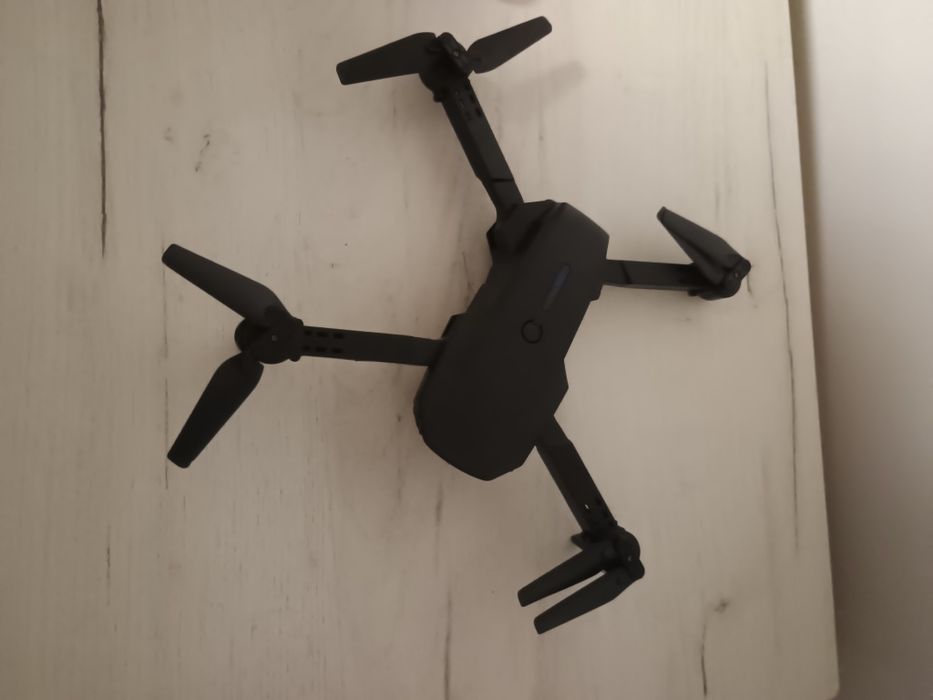 Vând dronă cu cameră nouă