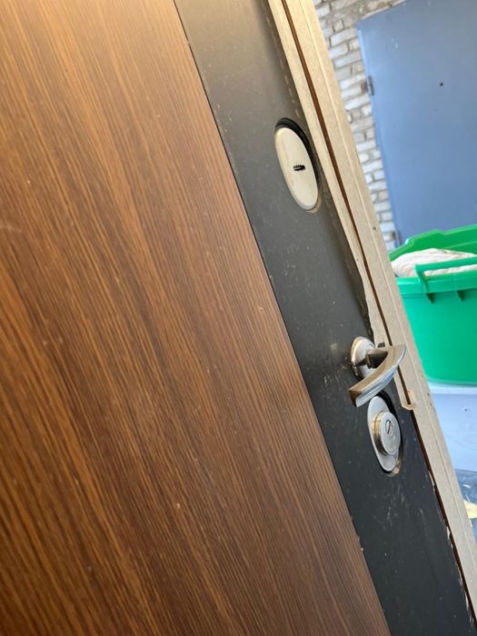 Продам дверь  входную утепленную