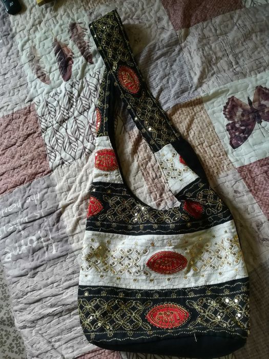 Лятна чанта от плат, везана с пайети, нова.