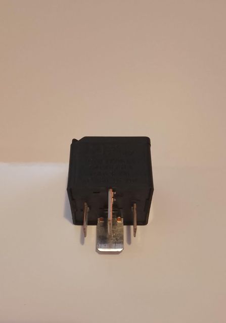 Releu  100 7M0951253A Volkswagen VW Passat B6 seria