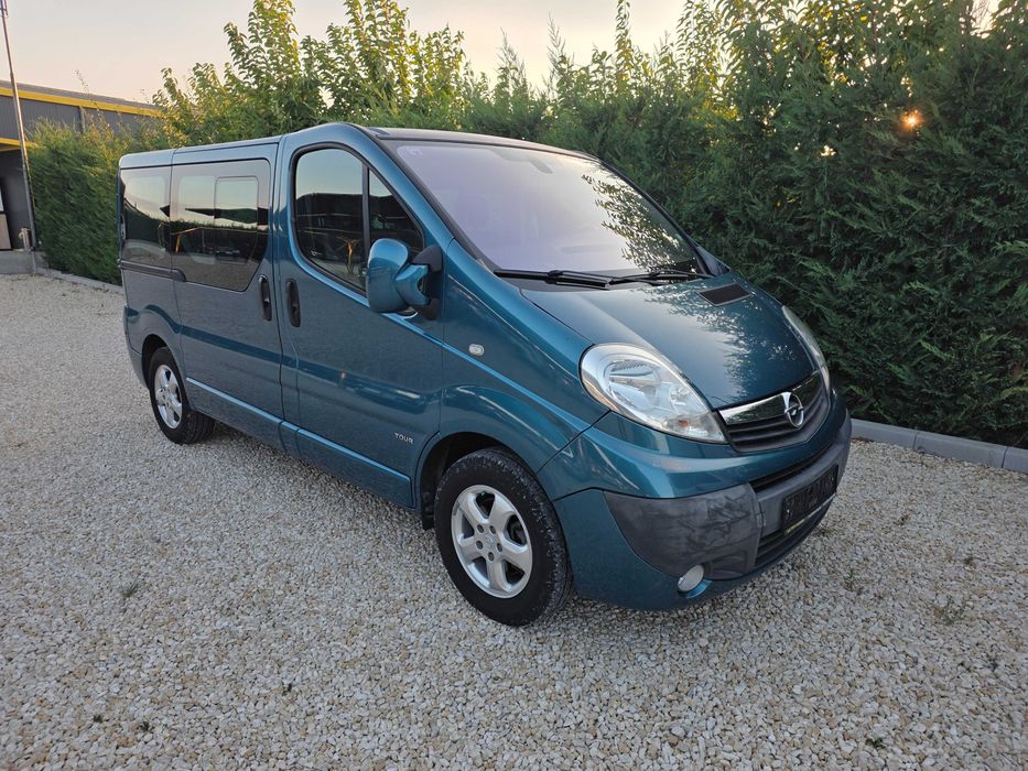 Inchirieri Microbuze (5, 7, 9 Locuri) & Autoturisme Compacte / Combi