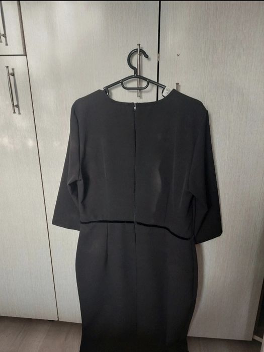 Rochie neagră elegantă StarShiners, midi, cu detaliu geometric