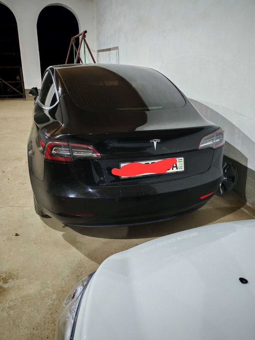 Tesla model 3  holati ideal