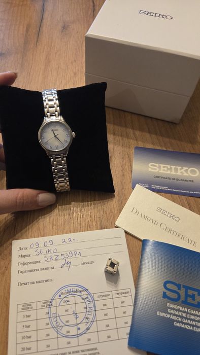 Лимитиран дамски часовник Seiko SRZ539P1 с 10 истински диаманта