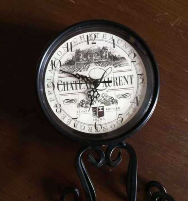 Ceas din metal deosebit