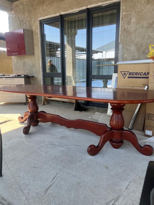 Деревяный овальный стол