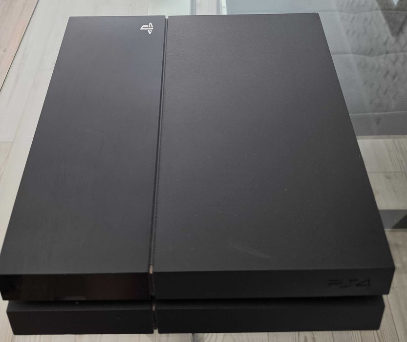 Продавам конза PS4 в отлично сътояние