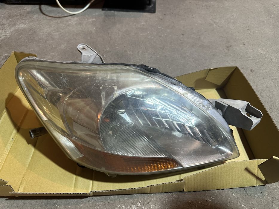 Передние фары ярис