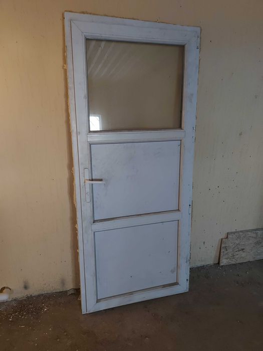 Продам дверь пластиковую, б/у