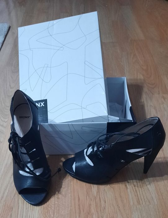 Pantofi noi din piele de la Bronx