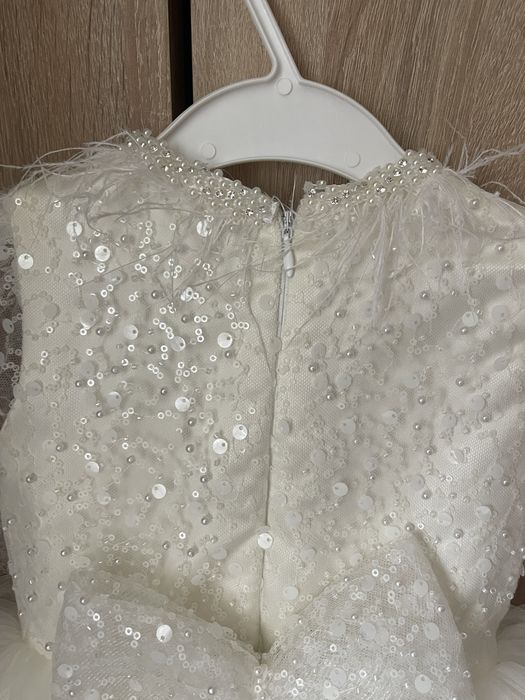 Vand rochita fetite+accesoriu pentru cap