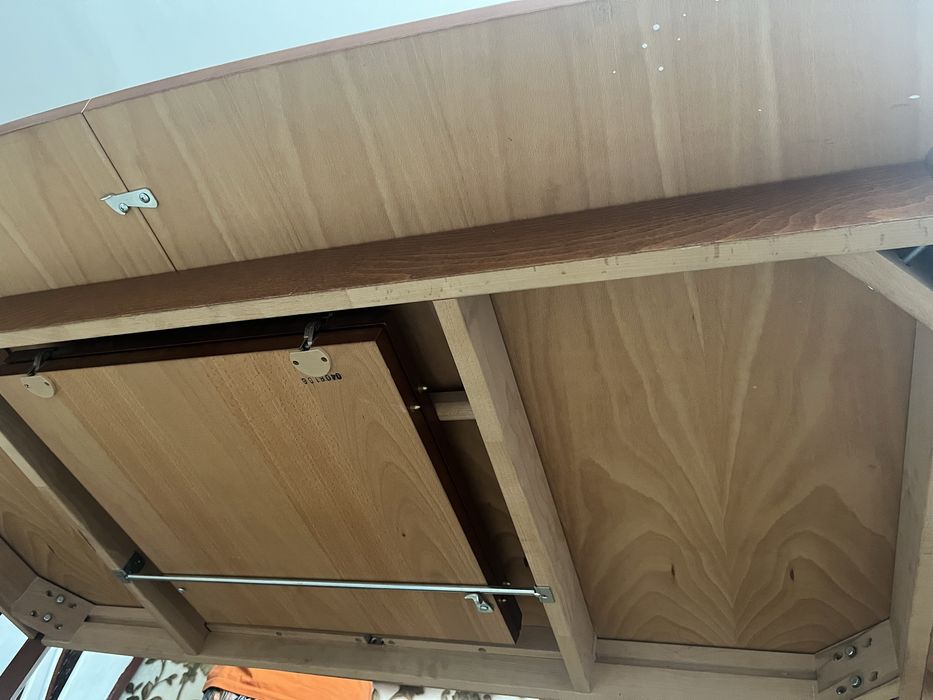 Раздвижной стол из дерева