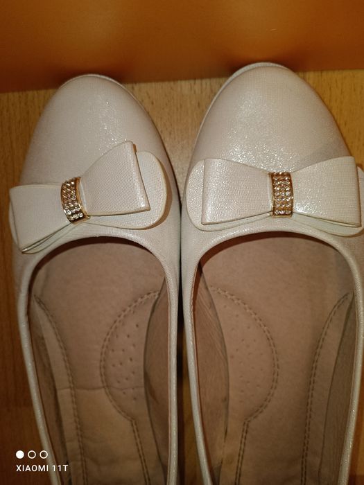 Дамски бели запазени обувки - балеринки 39 номер.