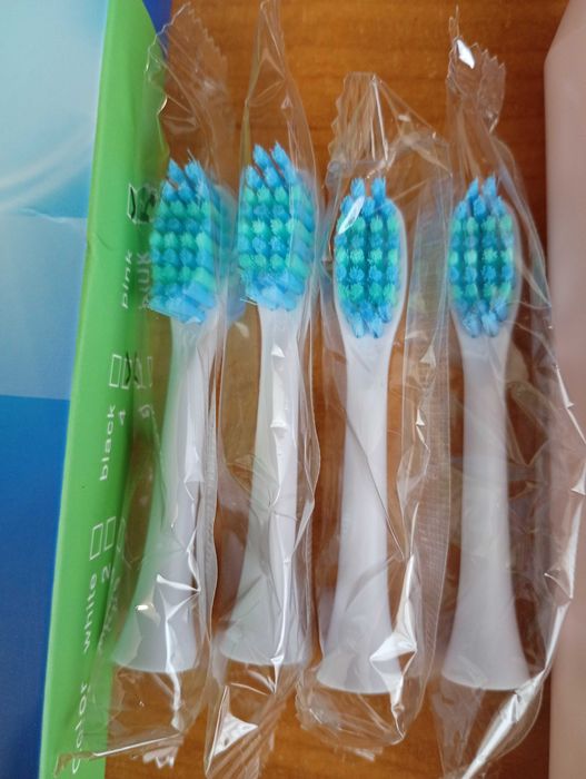 Perie electrică cu vibrații, 6 moduri, 4 periuțe, roz – Nouă