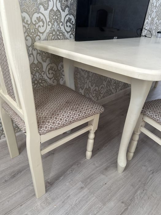 Стол со стульями