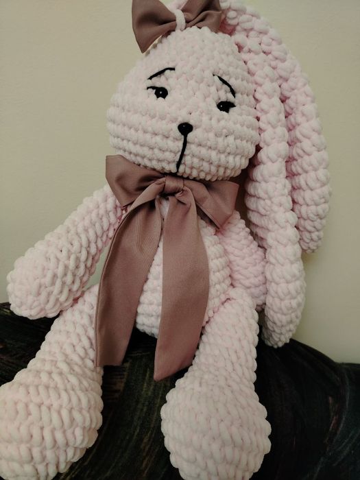 Yumshoq o'yinchoq qo'lda to'qilgan