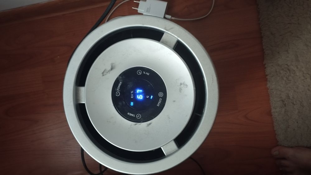 Umidificator -umidifica aerul uscat şi se reglează automat
Umidifică î