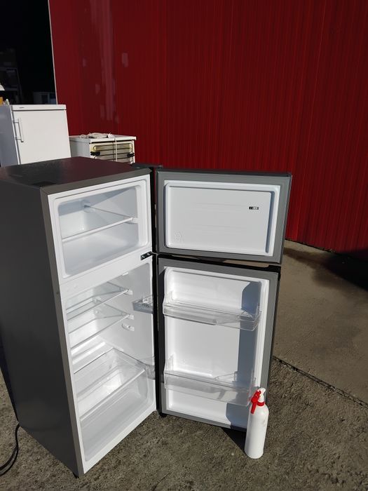 Малък  хладилник с фризер Fridgemaster