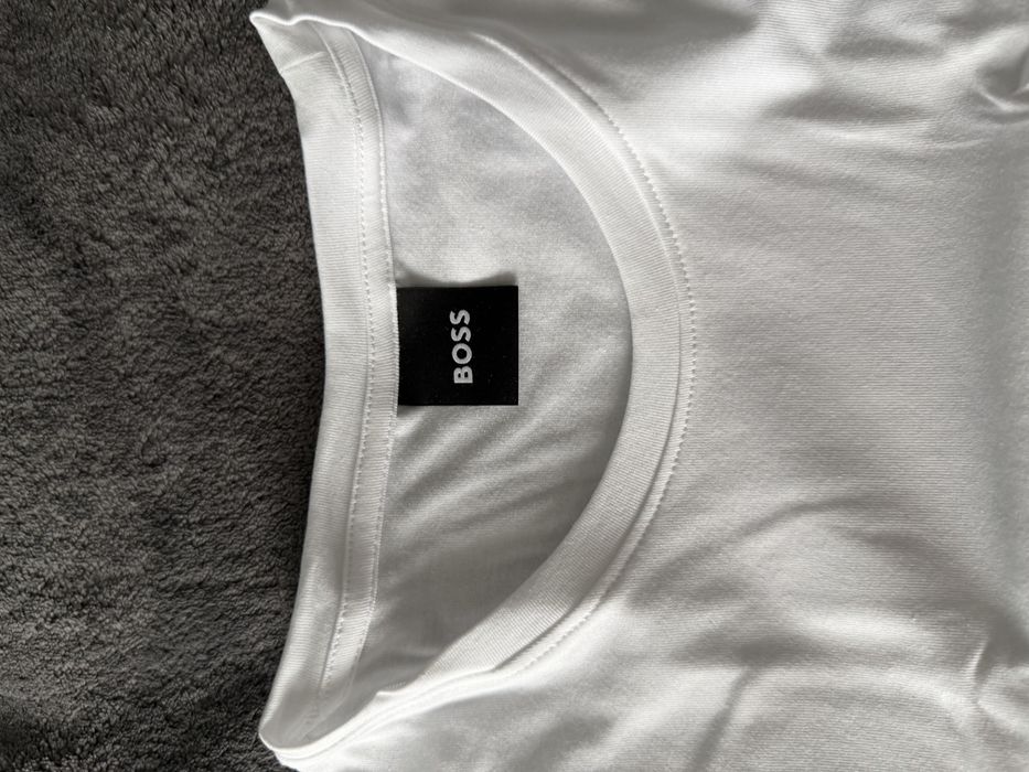 BOSS set 2 tricouri albe cu logo mic pe brat marimea L noi originale