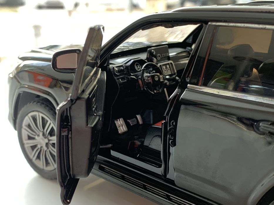 Modelka Lexus LX 600 1:24