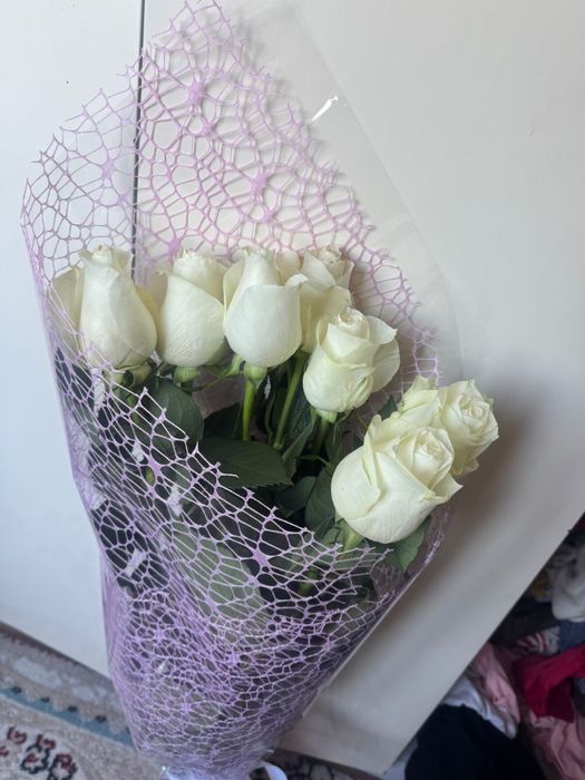 Цветы на корзине спрей роза  б/у