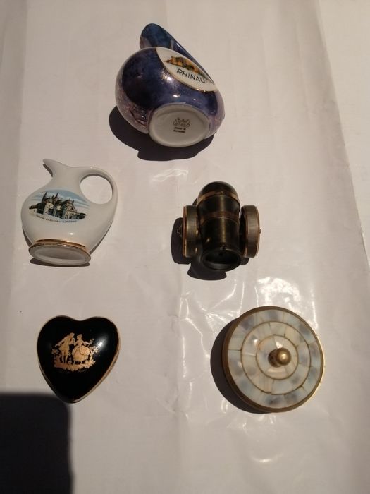 Vând decorative metalice și porțelan model vechi