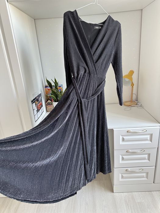 Продам платье размер 44-46 размер, одевала 1 раз.