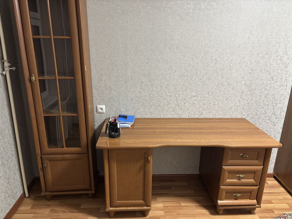 Шкаф и учебный стол