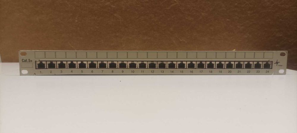 Patch панел с 24 порта - Cat 6 и Cat 5