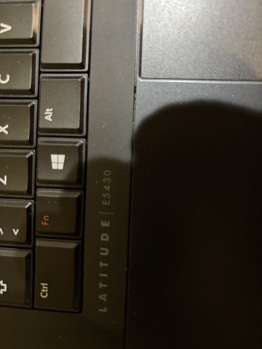 Dell  in stare foarte buna folosit maxim 30 zile