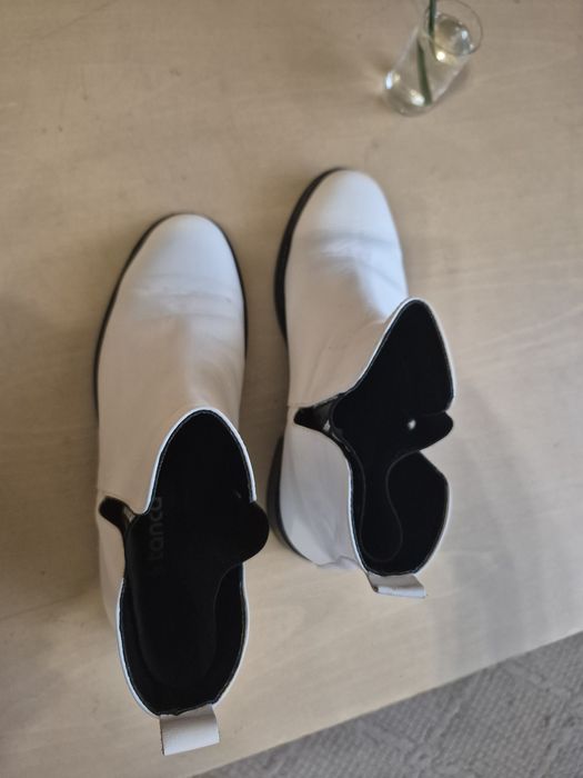 Бели боти от ест.кожа