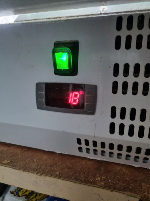 Хладилна витрина за салати