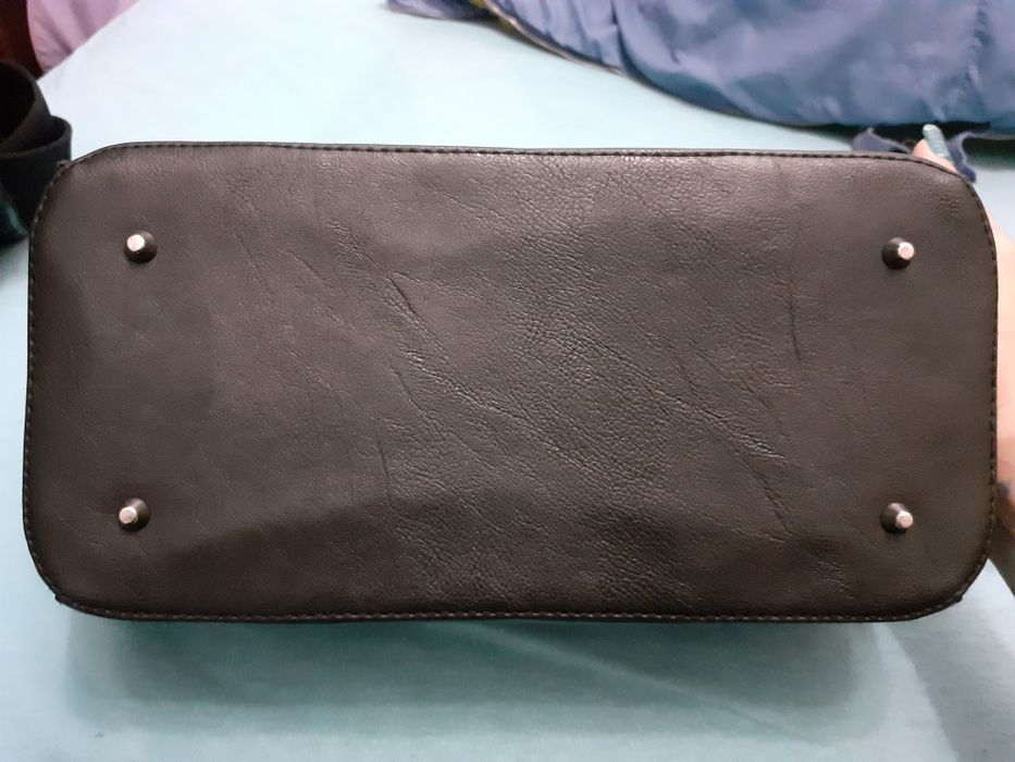 Малка черна кожена чанта