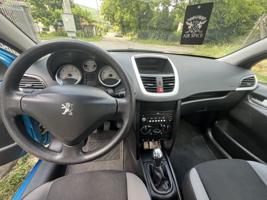 Продавам Пежо 207